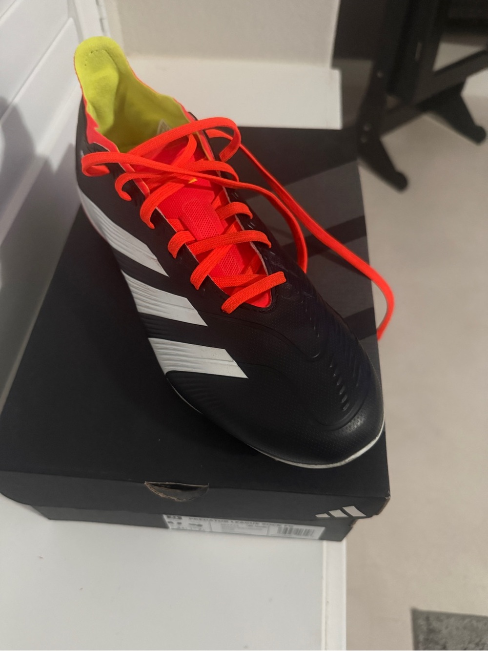 Men’s Adidas Predator size 9 Soccer cleats